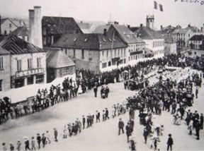 A crowded street in Saint-Pierre, old photograph