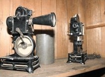 Projecteurs anciens exposés au musée