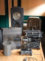 Radio, machine à écrire et appareils de communication anciens